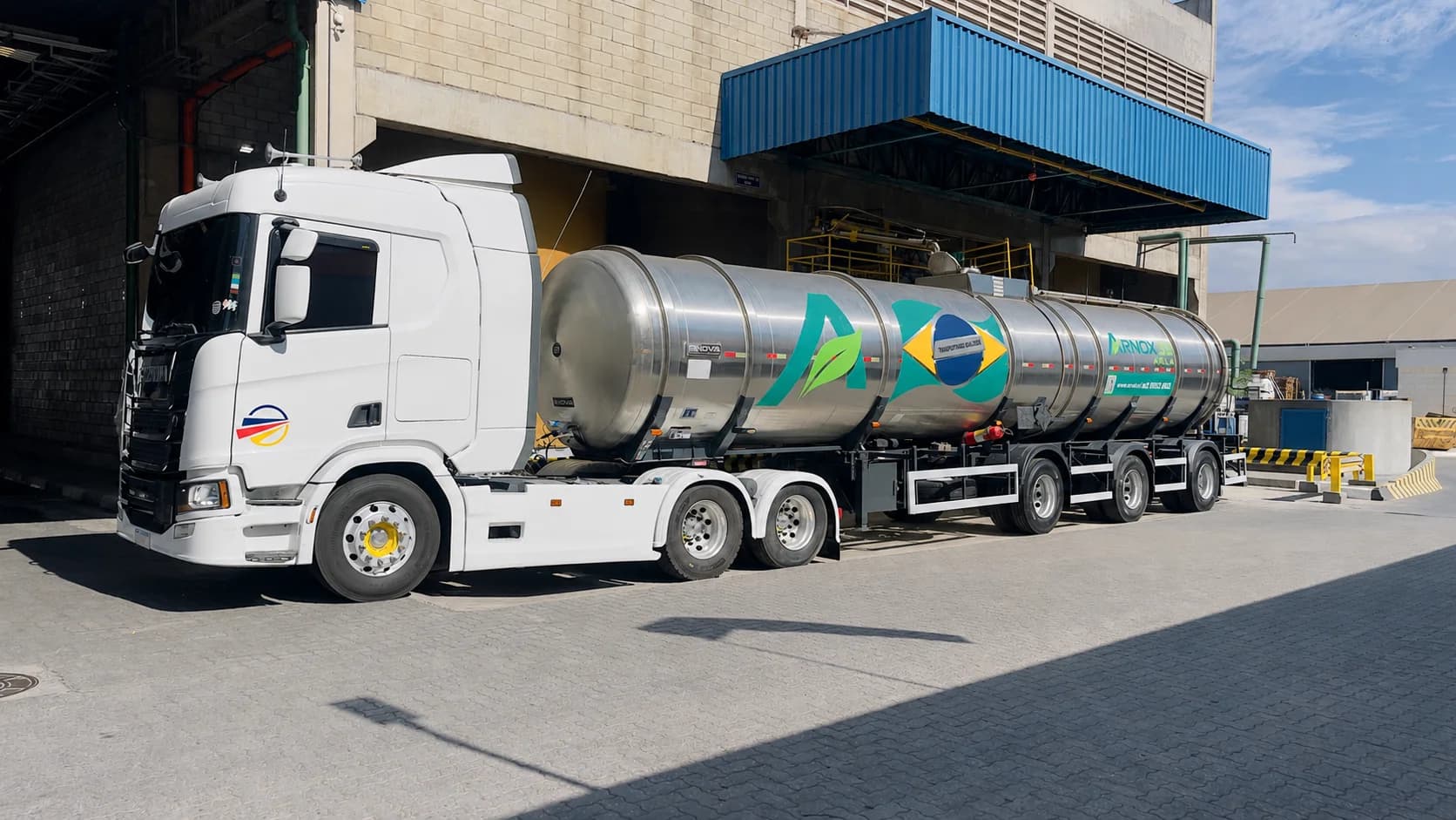 Caminhão-tanque ARNOX 32 na unidade industrial, durante operação de carregamento